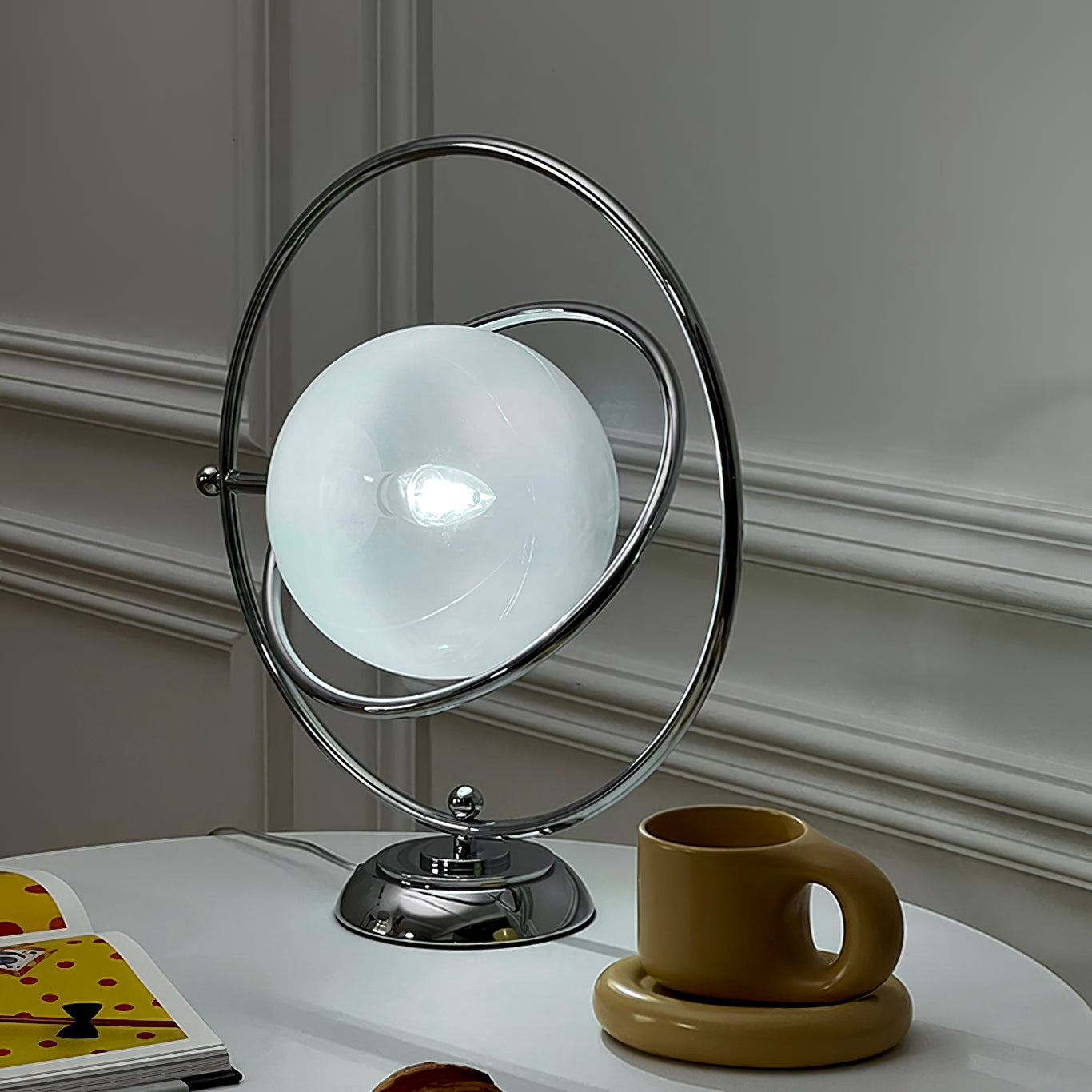 Lampe de Table Cosmique - Design Ludique et Éclairage Subtil