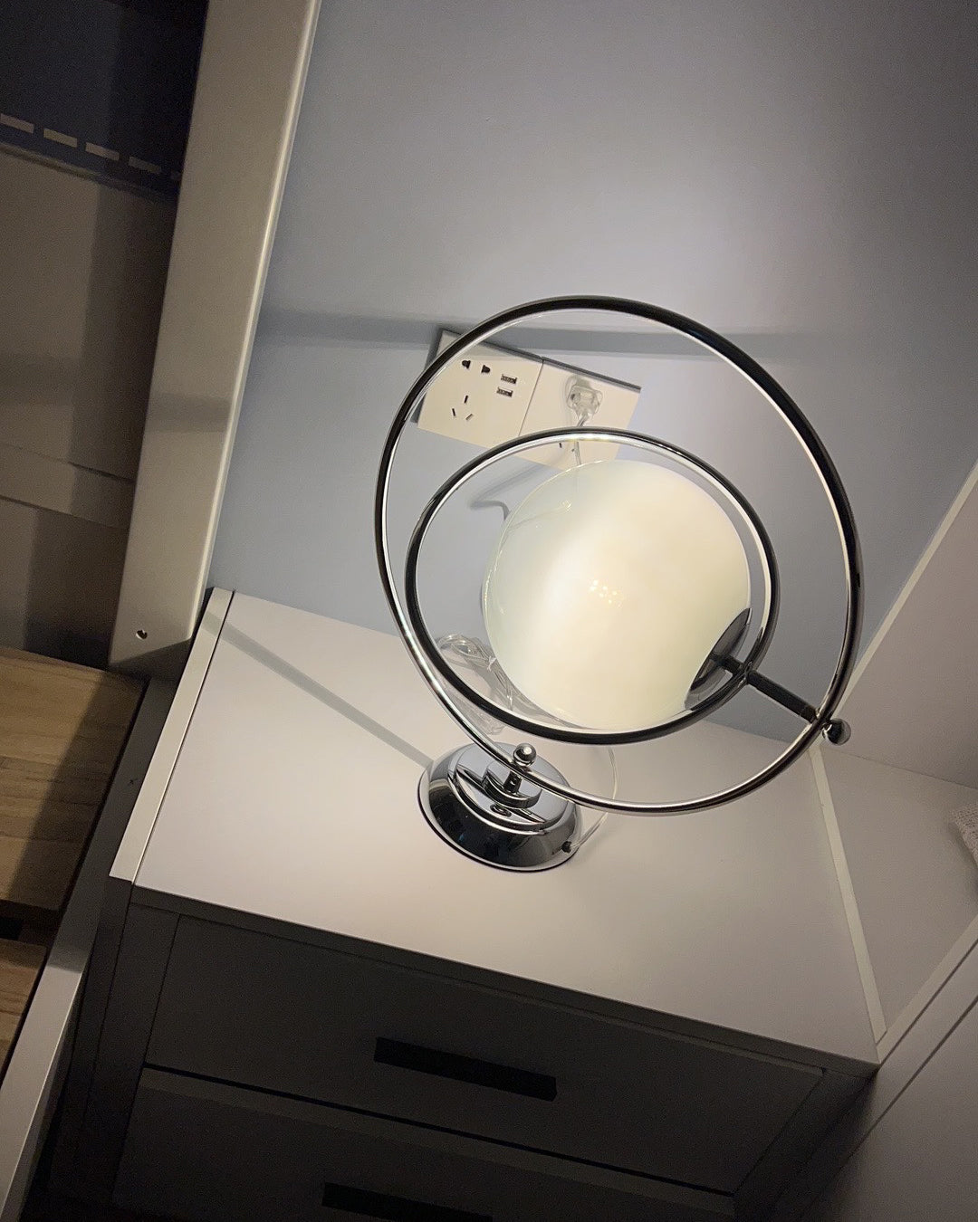 Lampe de Table Cosmique - Design Ludique et Éclairage Subtil
