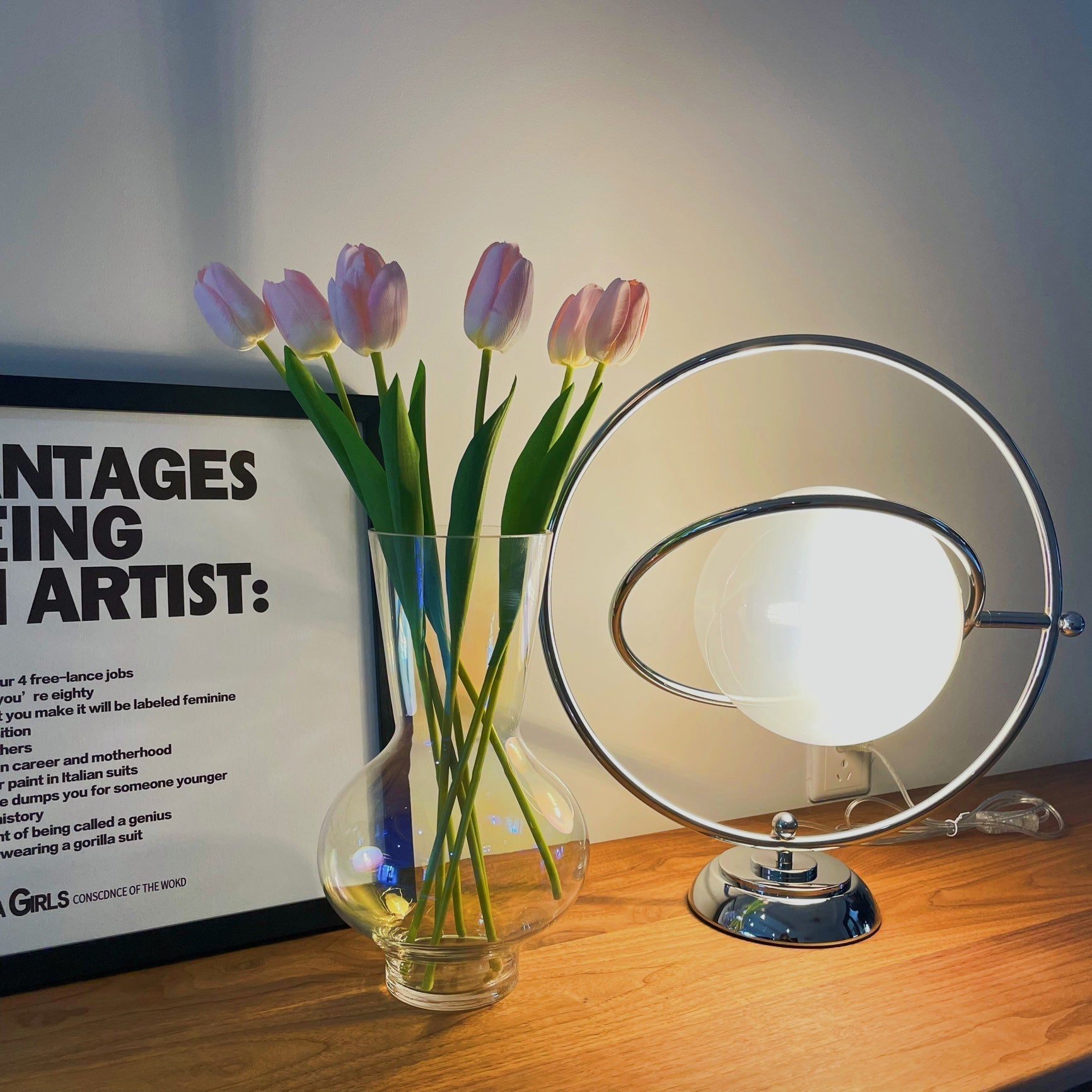 Lampe de Table Cosmique - Design Ludique et Éclairage Subtil