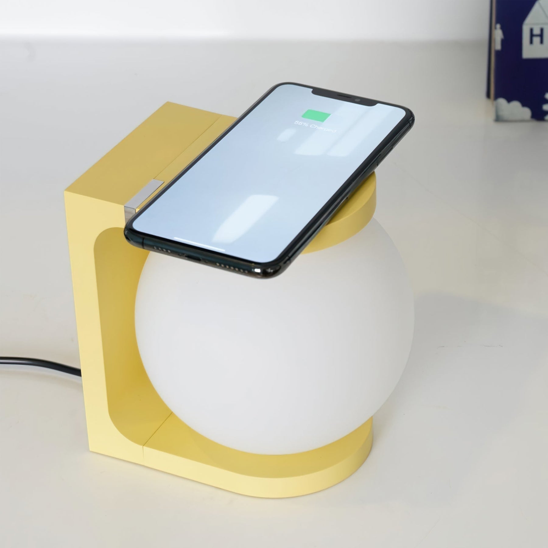 Lampe de Table avec Chargeur Sans Fil - Design Unique et Pratique pour Bureau
