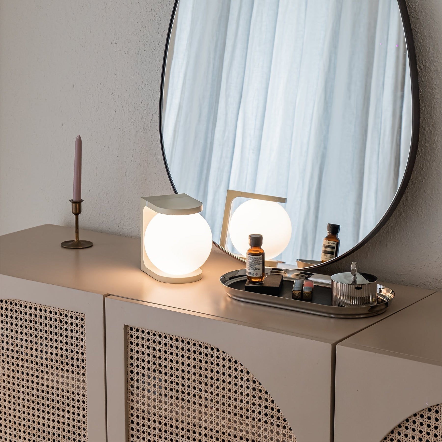 Lampe de Table avec Chargeur Sans Fil - Design Unique et Pratique pour Bureau
