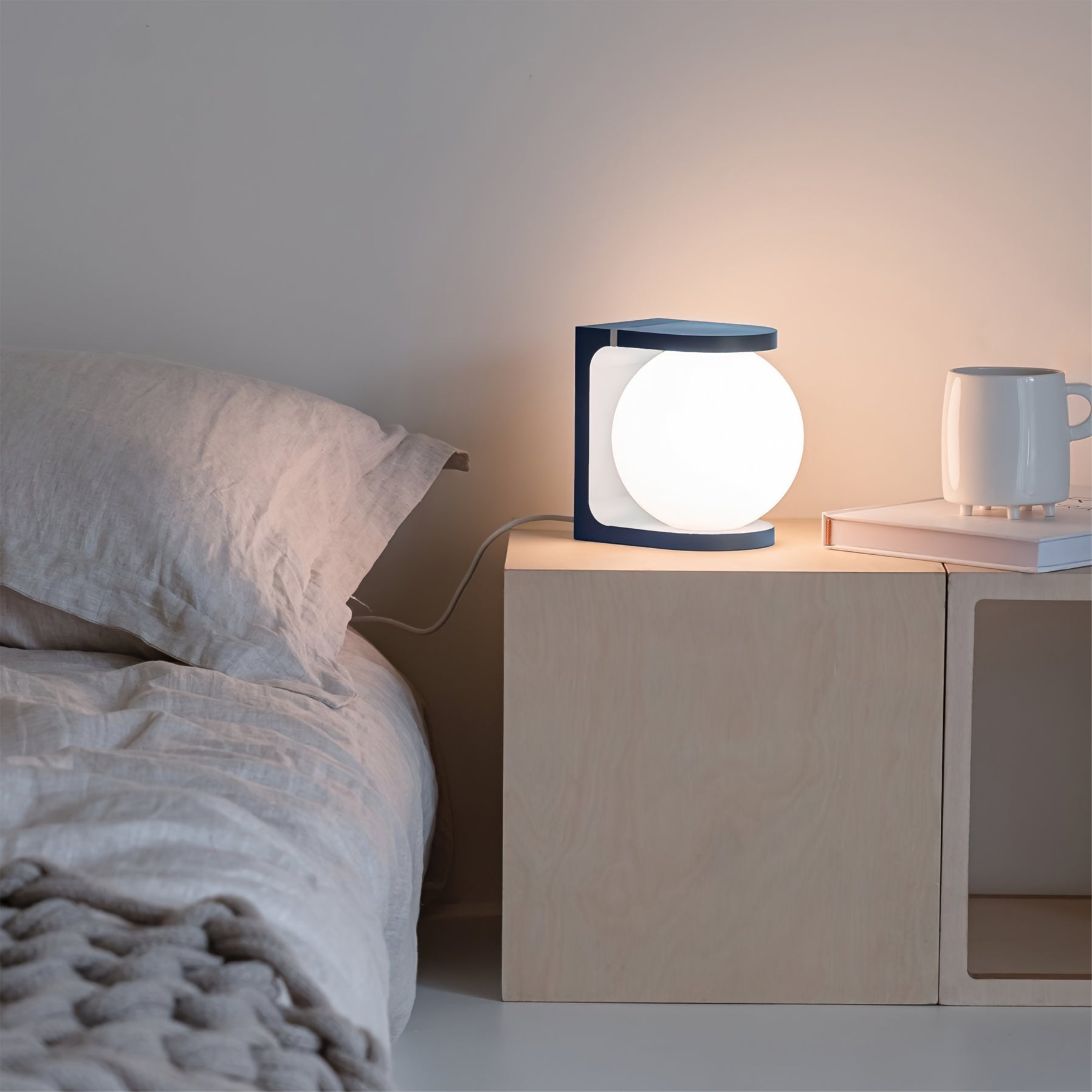 Lampe de Table avec Chargeur Sans Fil - Design Unique et Pratique pour Bureau