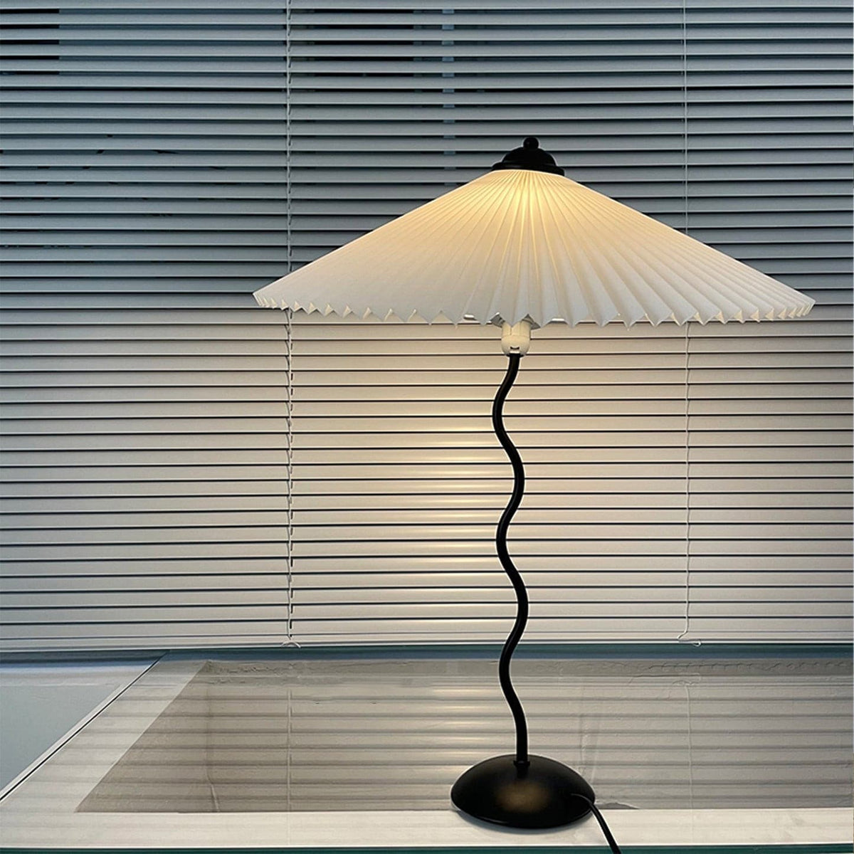 Lampe de Table Scandinave en Bois - Abat-jour Plissé et Élégant