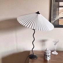 Lampe de Table Scandinave en Bois - Abat-jour Plissé et Élégant