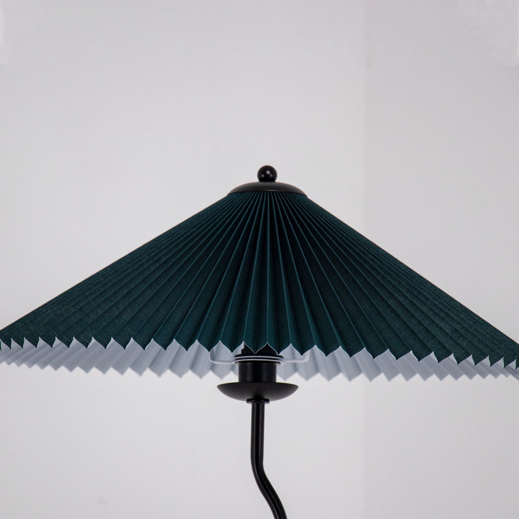 Lampe de Table Scandinave en Bois - Abat-jour Plissé et Élégant