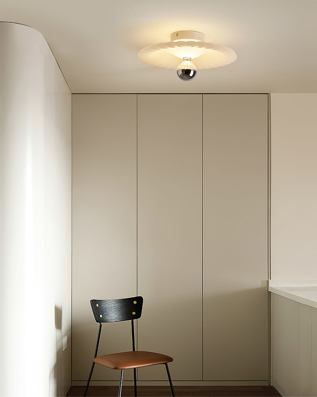 Lampe de Plafond Élégante - Pliages Detaillés et Éclairage Confortable
