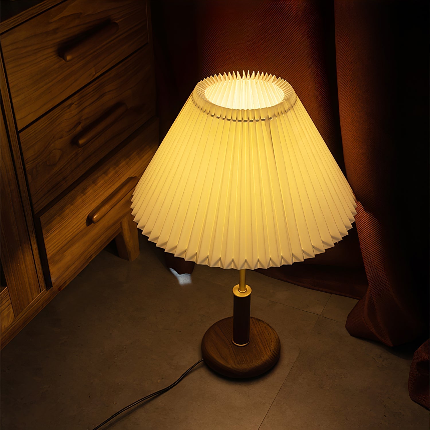 Lampe de Table Élégante en Métal - Abat-jour Plissé et Design Rétro