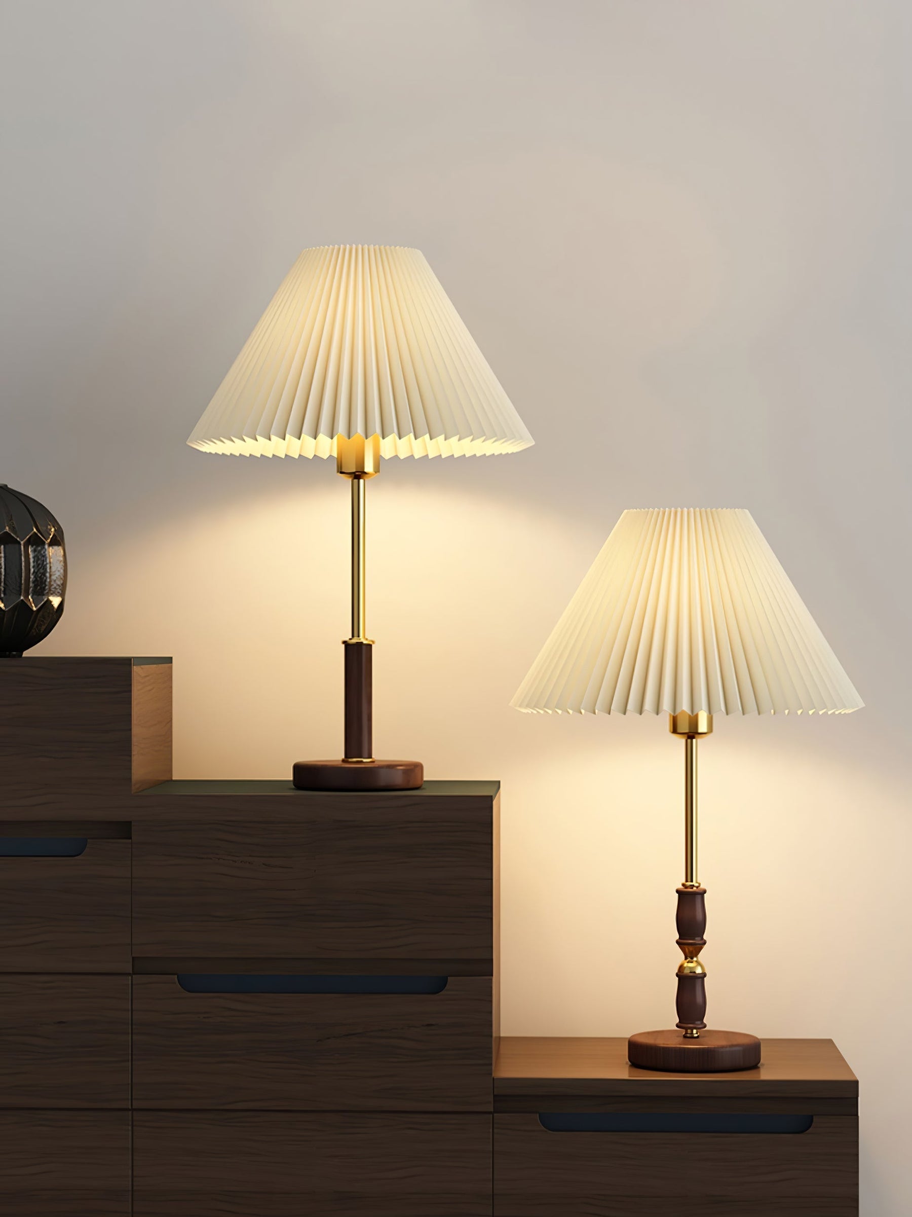 Lampe de Table Élégante en Métal - Abat-jour Plissé et Design Rétro