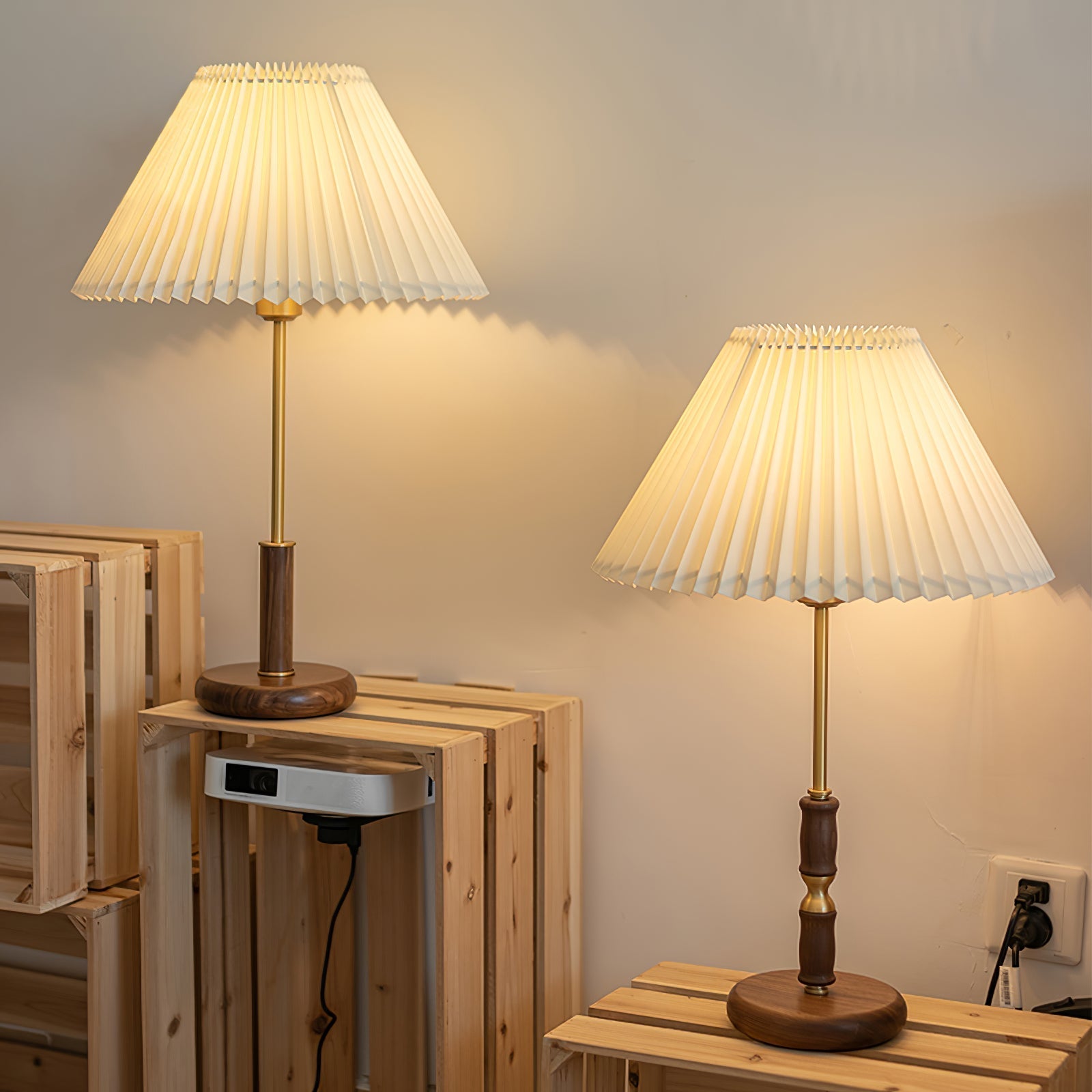 Lampe de Table Élégante en Métal - Abat-jour Plissé et Design Rétro
