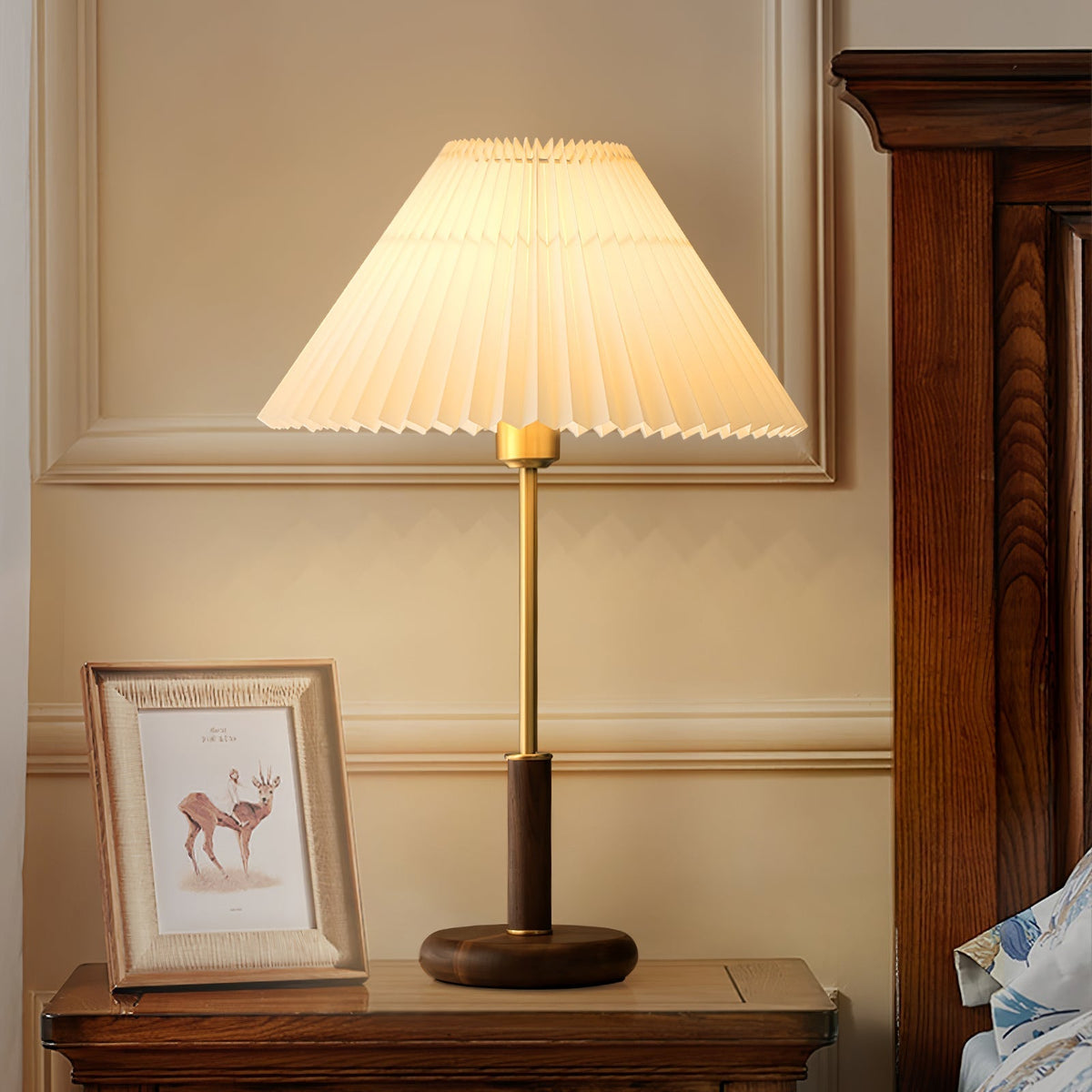 Lampe de Table Élégante en Métal - Abat-jour Plissé et Design Rétro