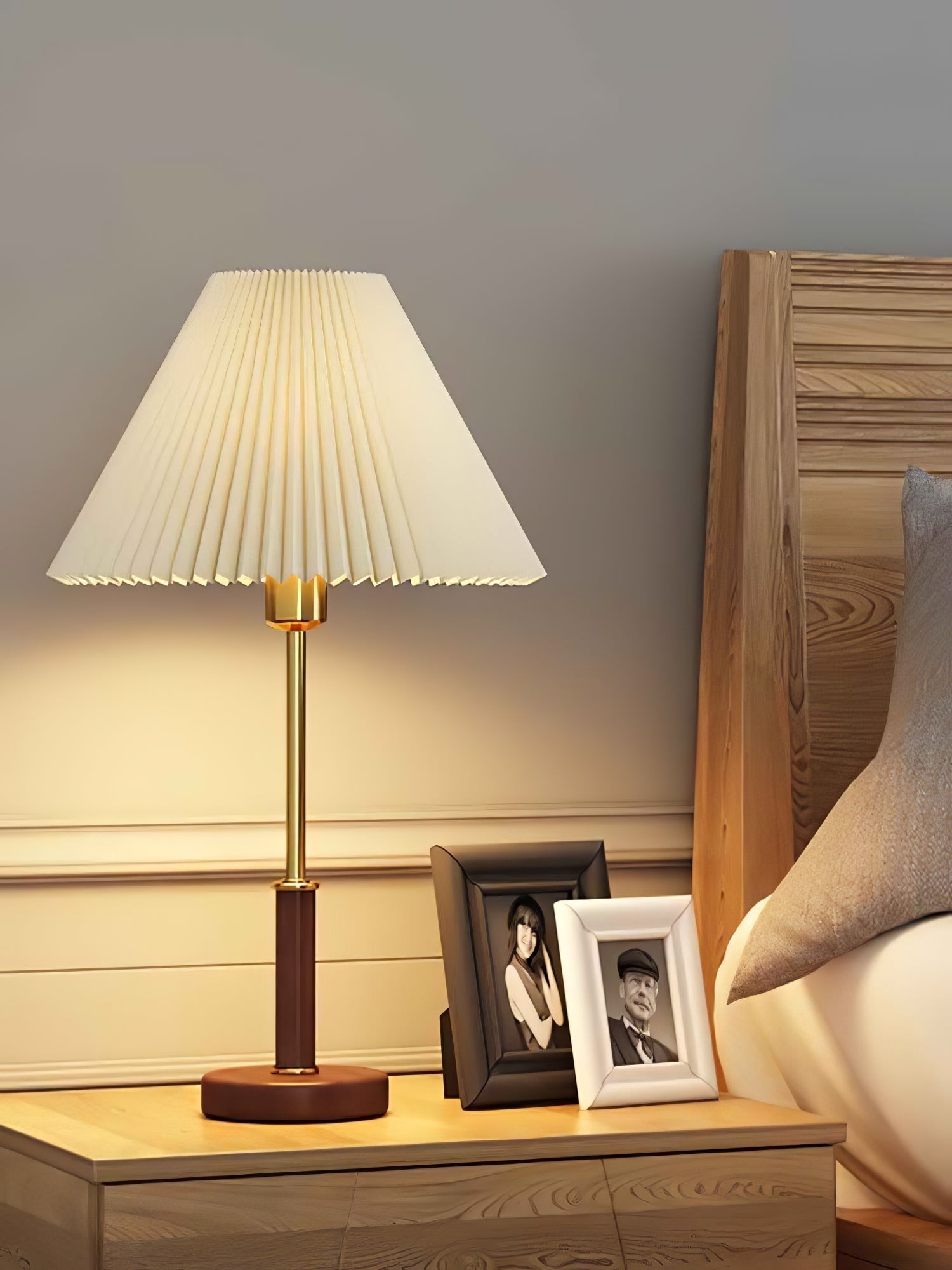 Lampe de Table Élégante en Métal - Abat-jour Plissé et Design Rétro