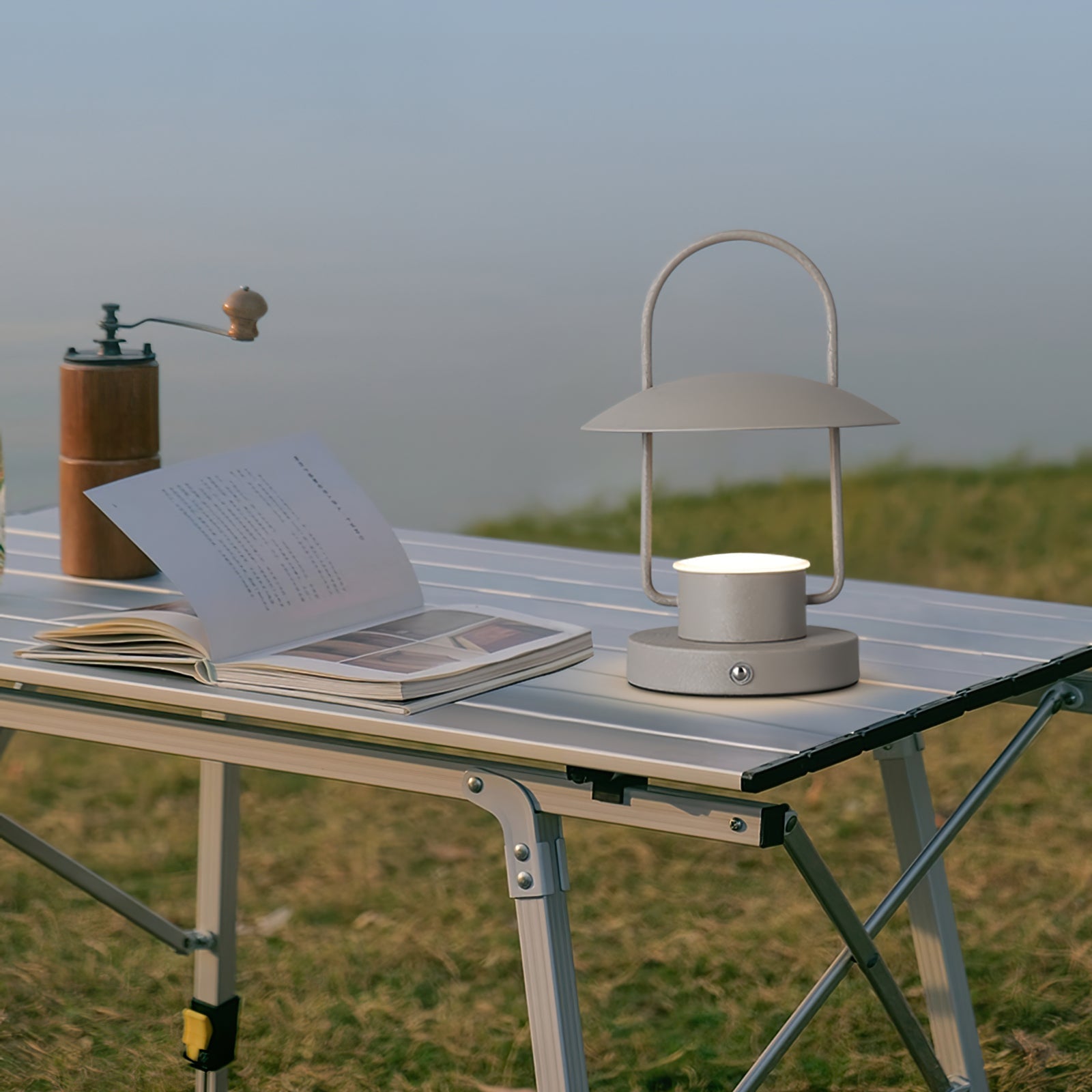 Lampe de Table Portable - Éclairage Léger et Durable en Déplacement