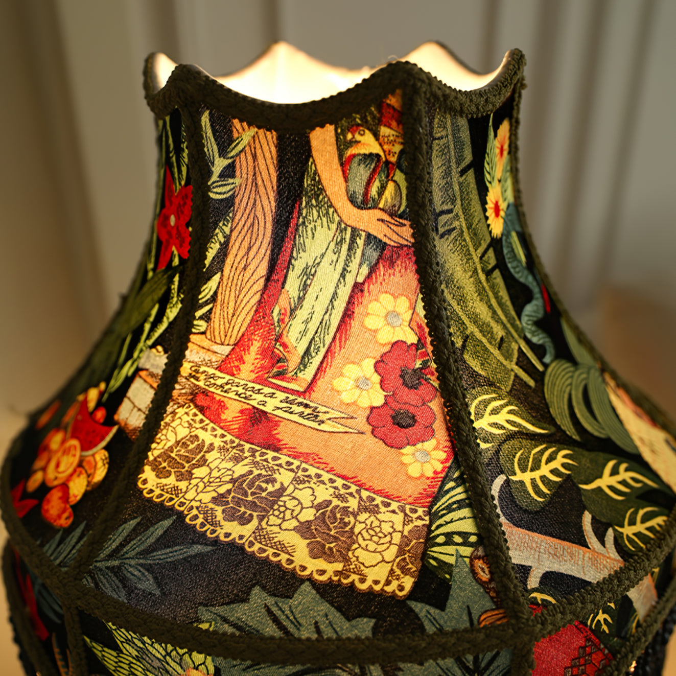 Lampe de Table Florale en Soie - Élégance Française avec Franges