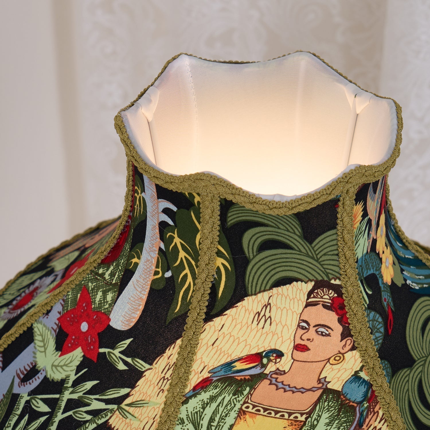 Lampe de Table Florale en Soie - Élégance Française avec Franges