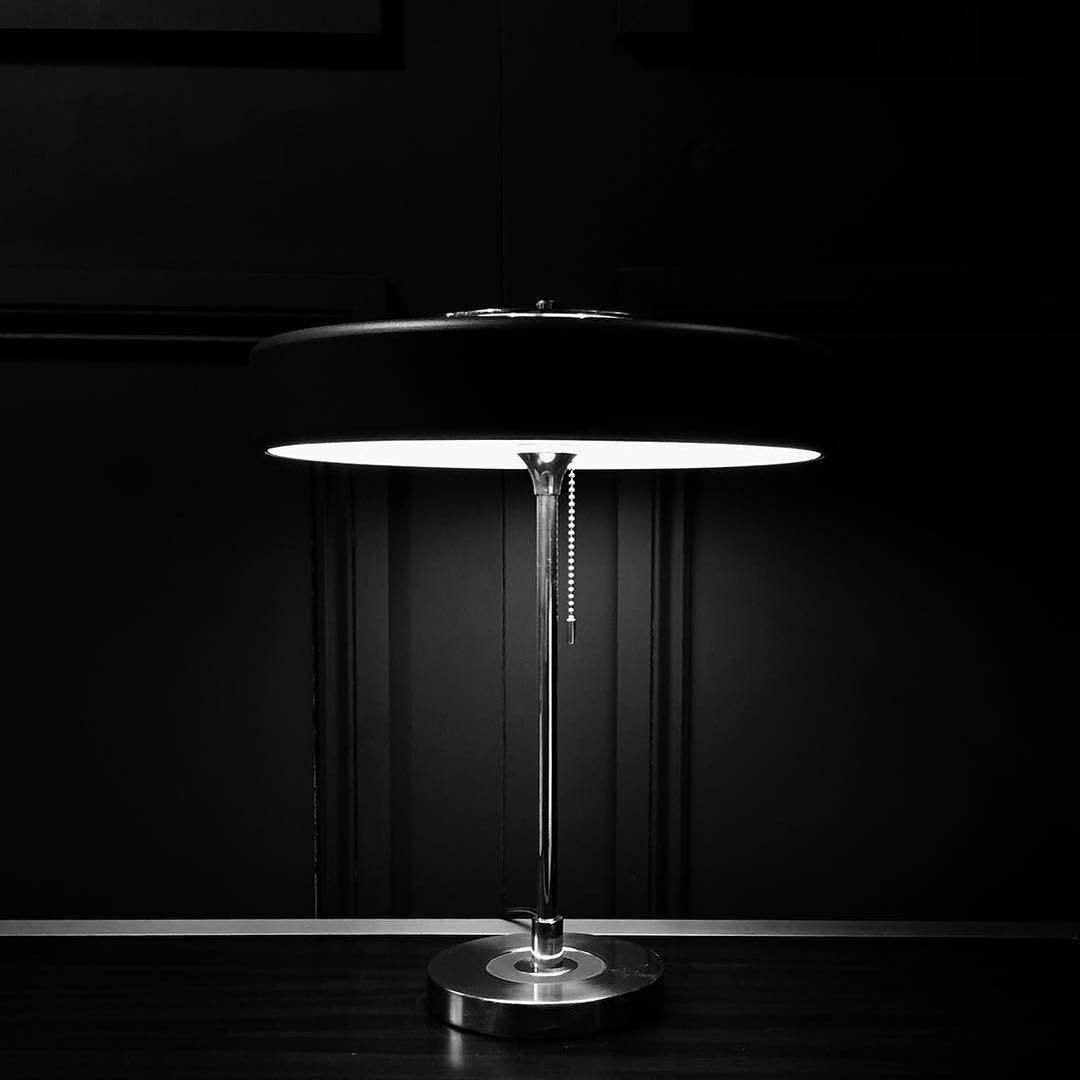 Lampe de Table en Métal et Acrylique - Design Élégant et Durable pour Intérieur