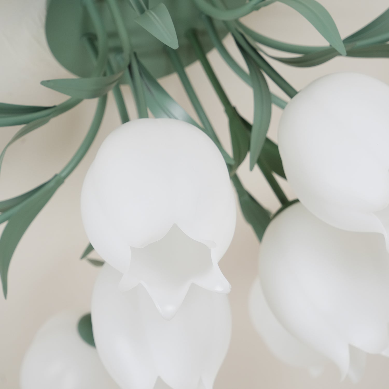 Lampe de Plafond Élégante en Métal - Design Floral et Lumière Douce