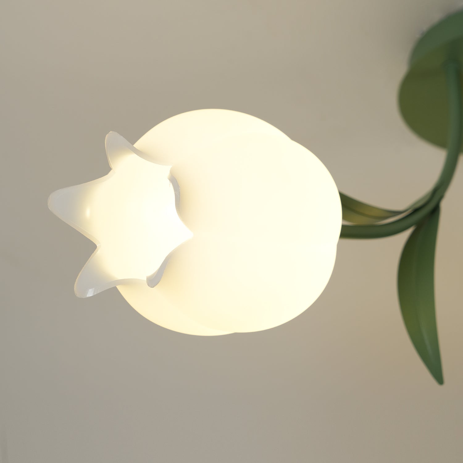Lampe de Plafond Élégante en Métal - Design Floral et Lumière Douce
