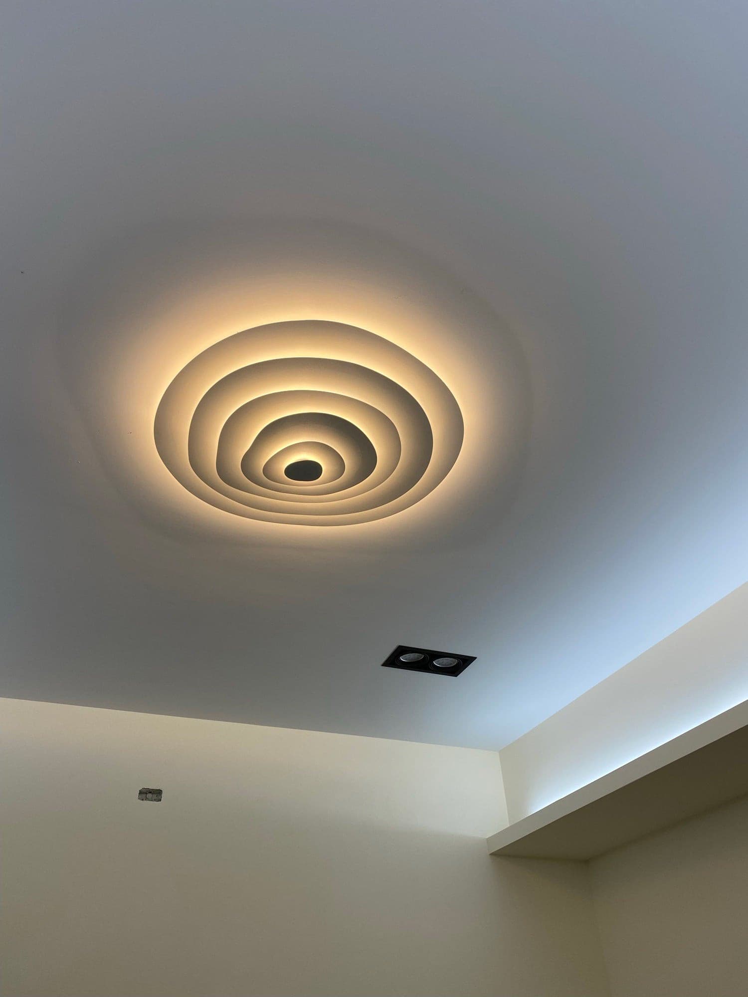 Lampe de Plafond Élégante en Métal - Design Ondulé et Ambiance Chaleureuse