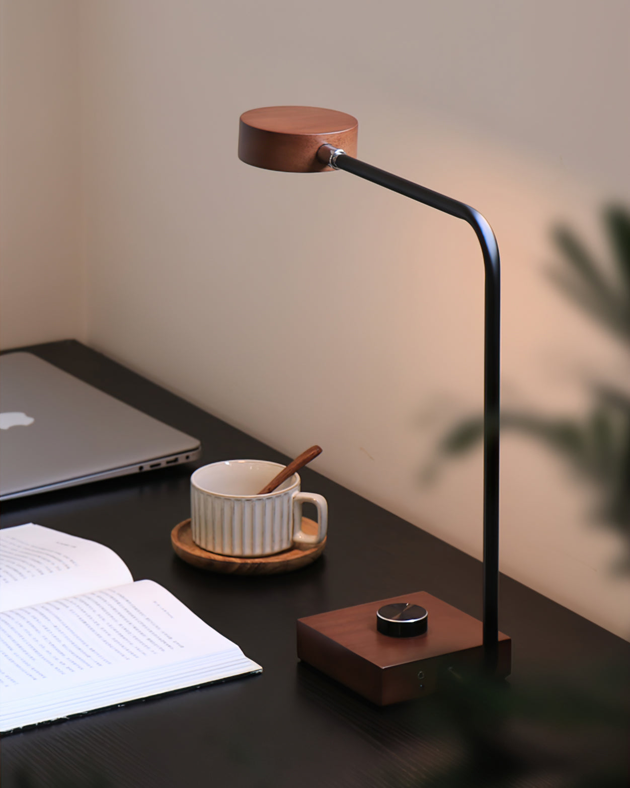 Lampe de Table Élégante - Design Arrondi et Éclairage Subtil