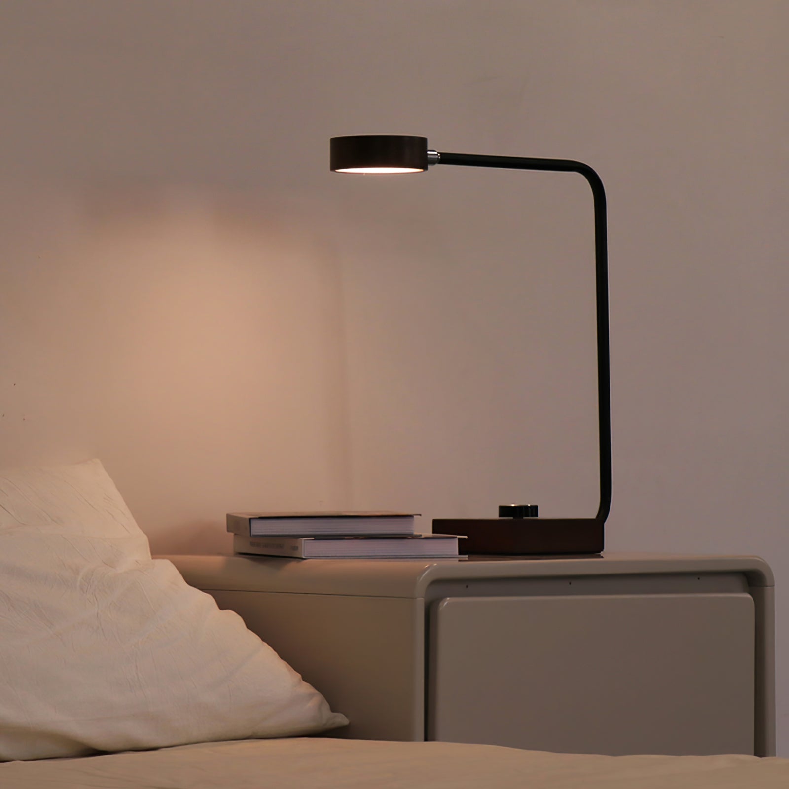 Lampe de Table Élégante - Design Arrondi et Éclairage Subtil