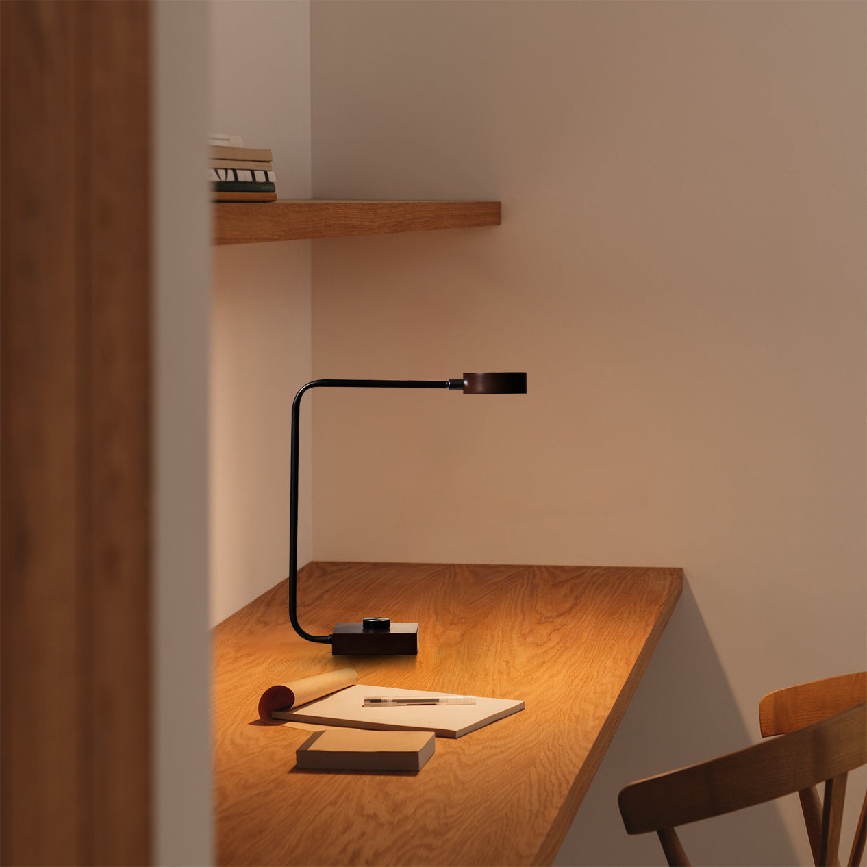 Lampe de Table Élégante - Design Arrondi et Éclairage Subtil
