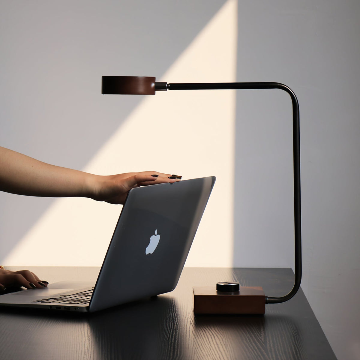 Lampe de Table Élégante - Design Arrondi et Éclairage Subtil