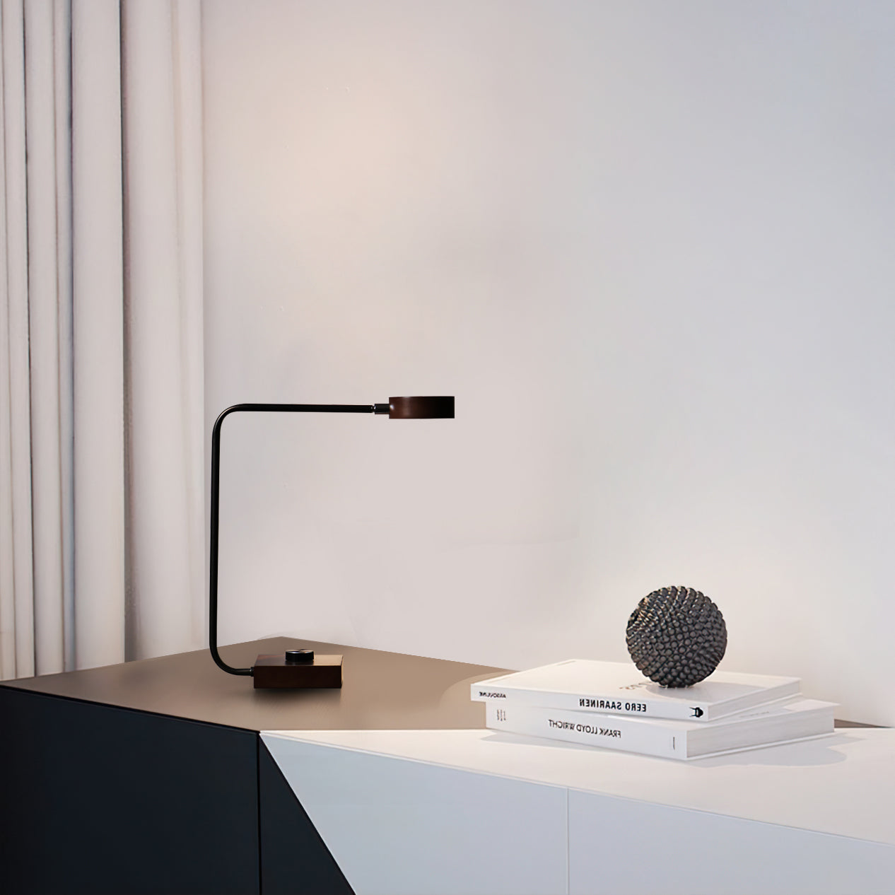 Lampe de Table Élégante - Design Arrondi et Éclairage Subtil