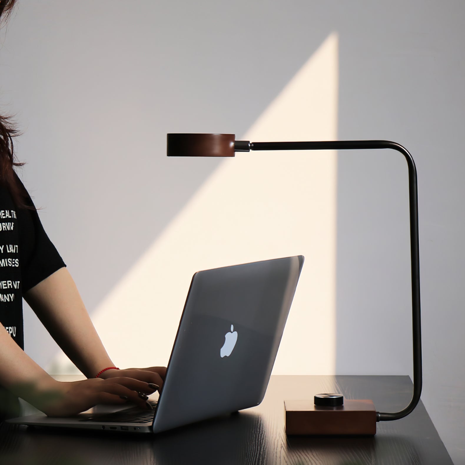 Lampe de Table Élégante - Design Arrondi et Éclairage Subtil