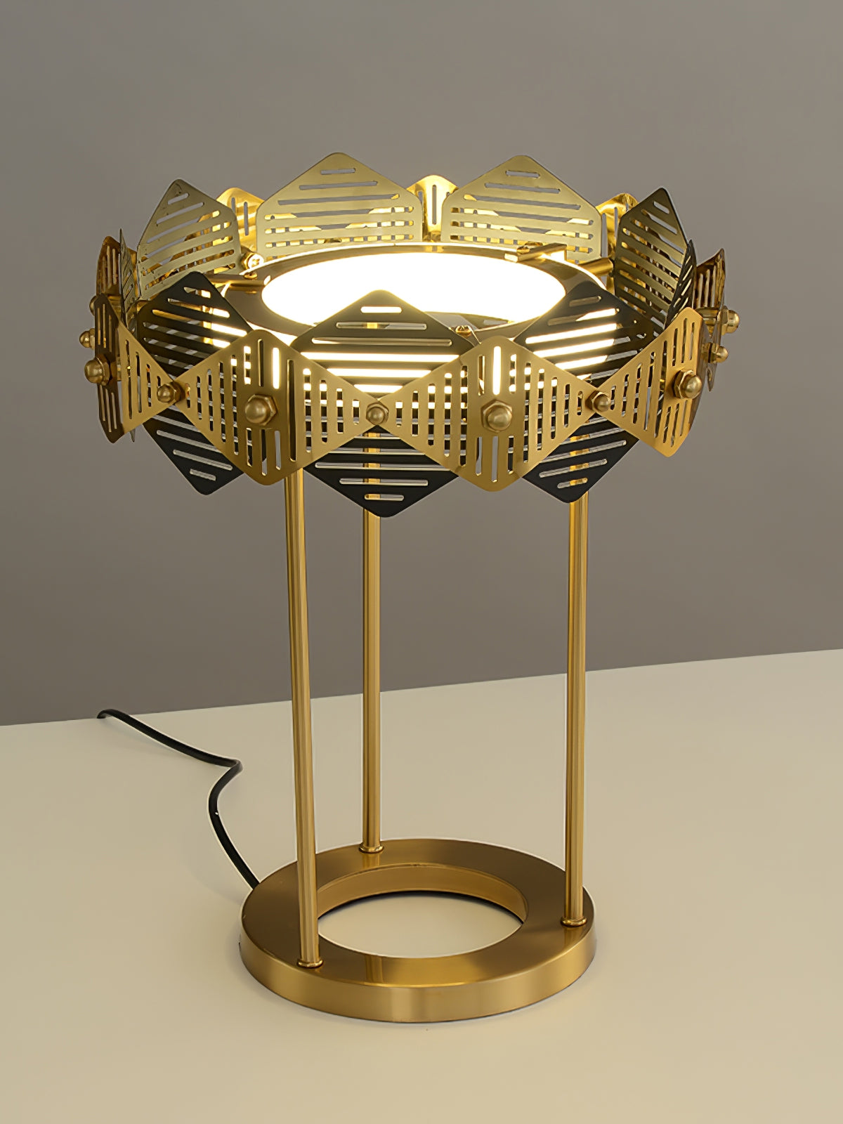 Lampe de Table Élégante Rouge - Design Intemporel et Chic