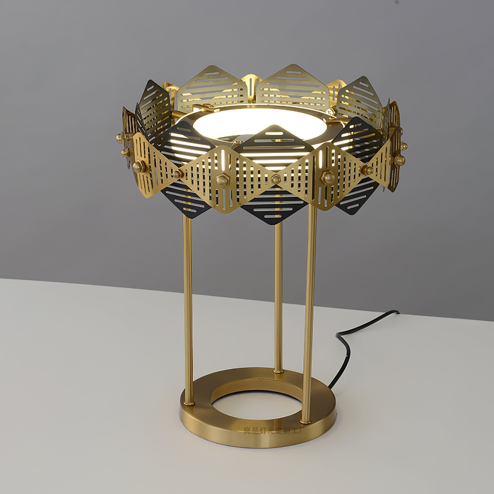Lampe de Table Élégante Rouge - Design Intemporel et Chic