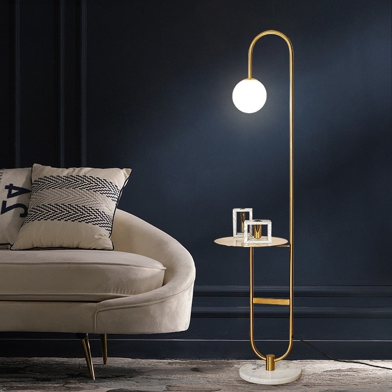 Lampadaire Scandinave avec Table Intégrée - Éclairage Économe et Design Élégant