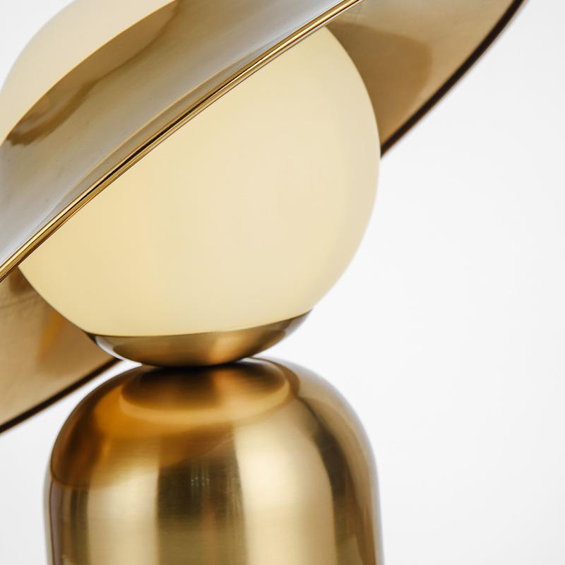 Lampe de Table Nordique en Or - Élégance et Fonctionnalité pour Votre Espace