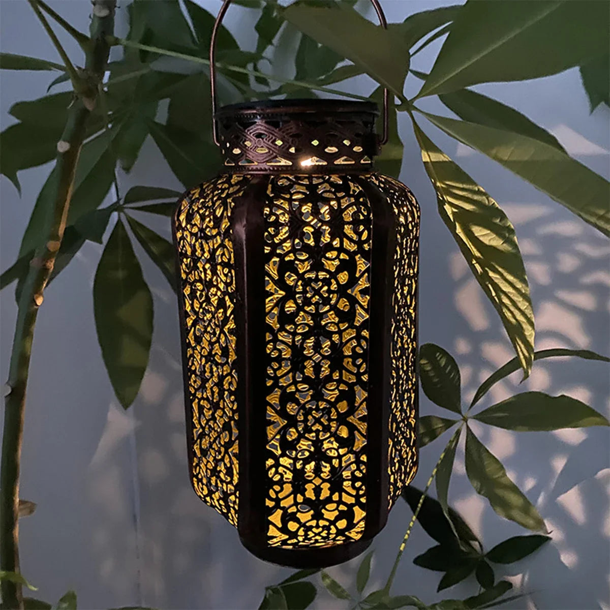 Lanterne Solaire Suspendue en Fer - Ambiance Chaleureuse pour Jardin