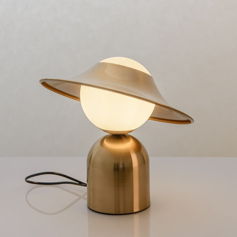 Lampe de Table Nordique en Or - Élégance et Fonctionnalité pour Votre Espace