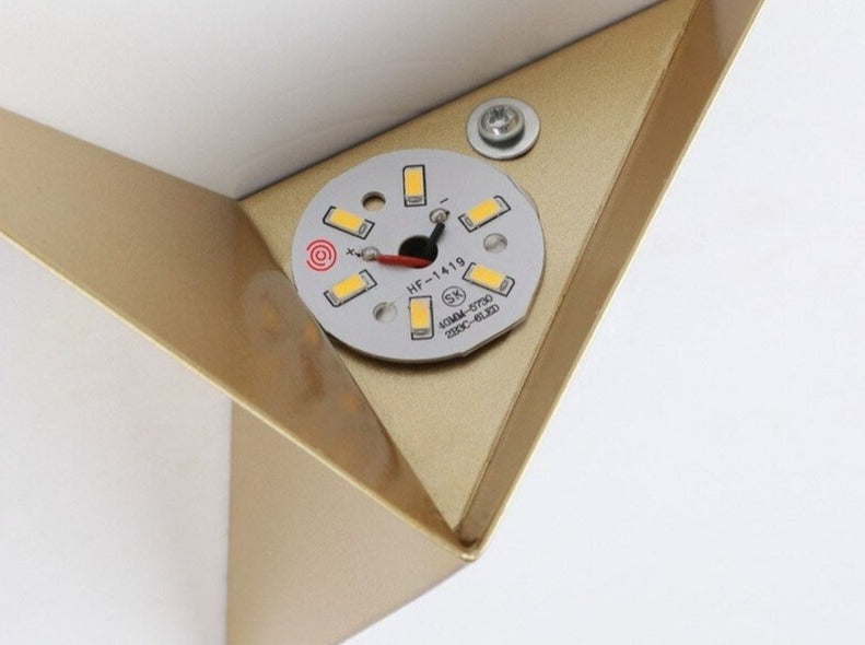 Applique Murale Triangulaire LED - Éclairage Élégant et Économe en Énergie