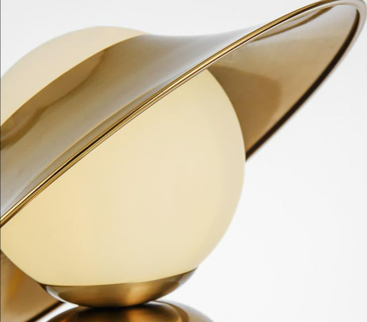 Lampe de Table Nordique en Or - Élégance et Fonctionnalité pour Votre Espace