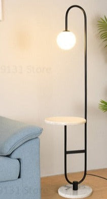 Lampadaire Scandinave avec Table Intégrée - Éclairage Économe et Design Élégant