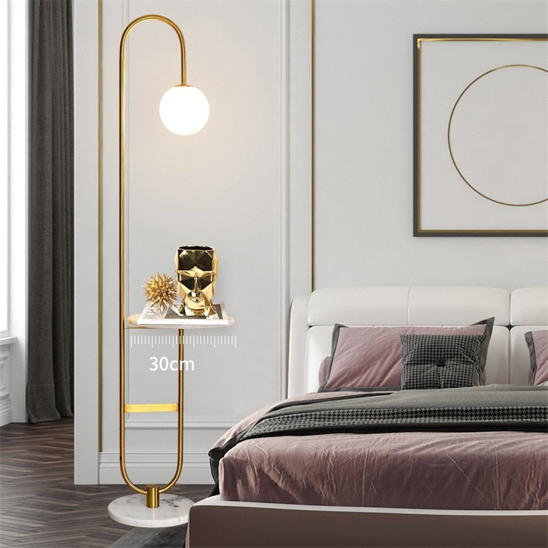 Lampadaire Scandinave avec Table Intégrée - Éclairage Économe et Design Élégant