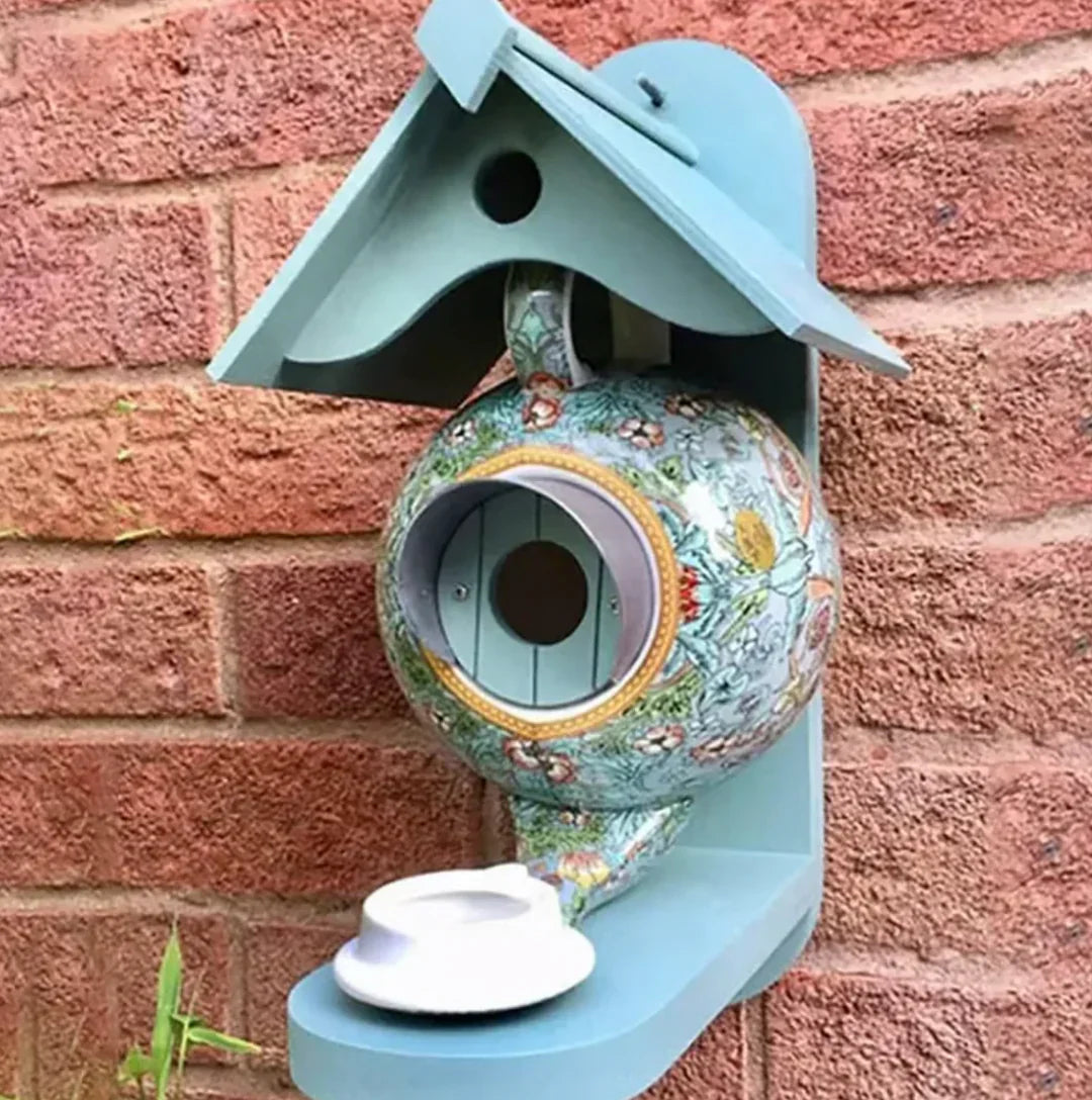 Nichoir en Théière Coloré - Confort et Sécurité pour les Oiseaux