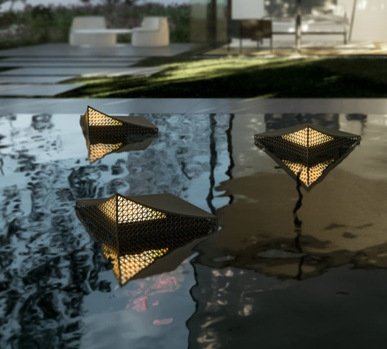 Applique Murale Solaire Pyramidale - Éclairage Économe en Énergie et Élégant