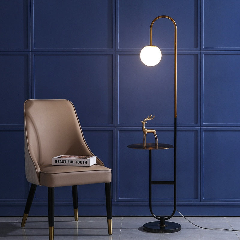 Lampadaire Scandinave avec Table Intégrée - Éclairage Économe et Design Élégant