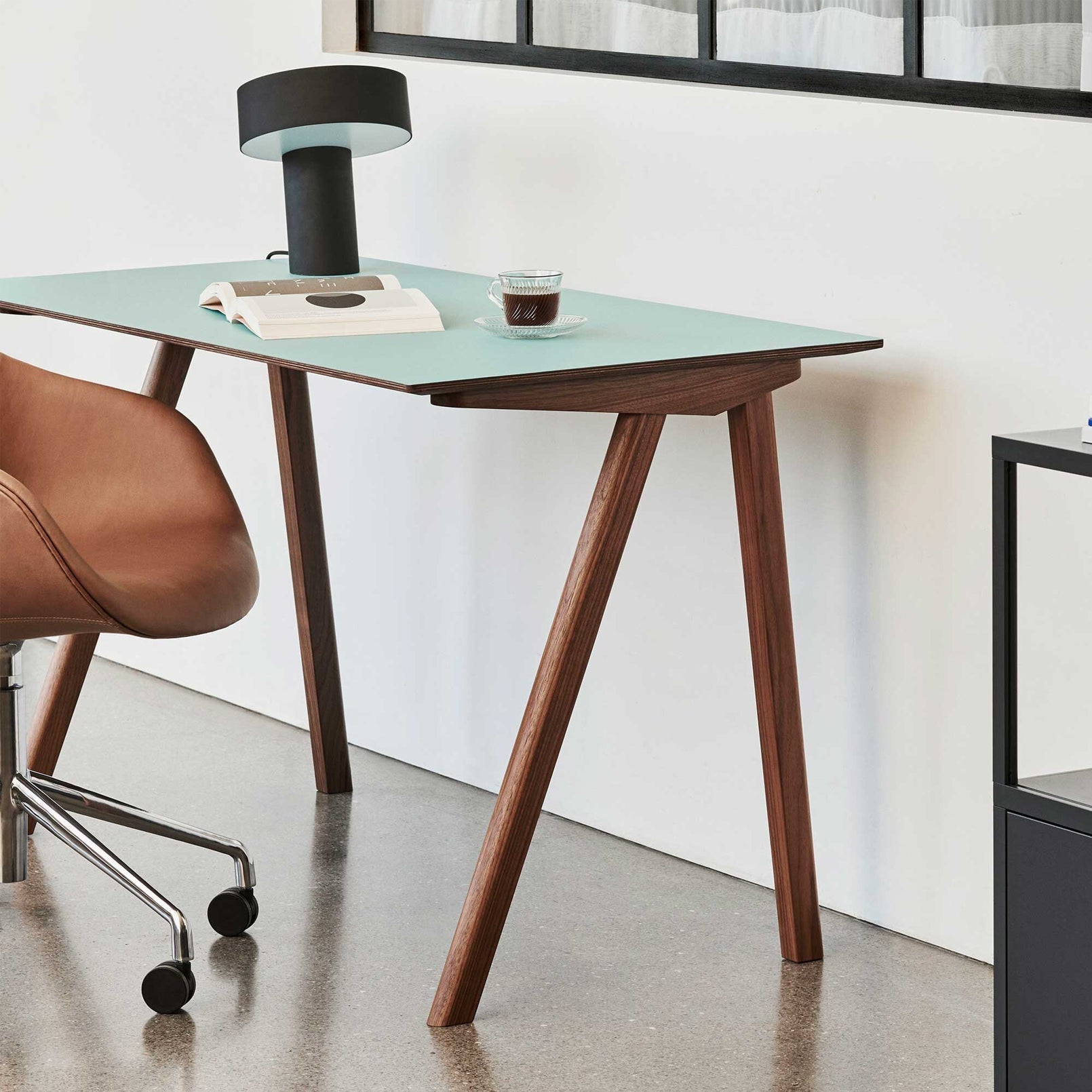 Lampe de Table Moderne en Métal - Design Incliné et Éclairage LED Économe