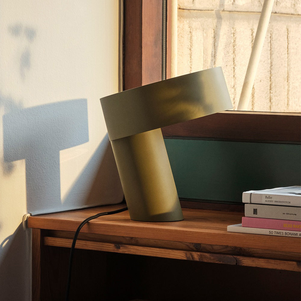 Lampe de Table Moderne en Métal - Design Incliné et Éclairage LED Économe