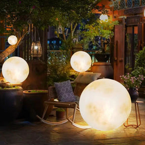 Lampe Solaire de Jardin en Forme de Lune - Éclairage Écologique et Élégant