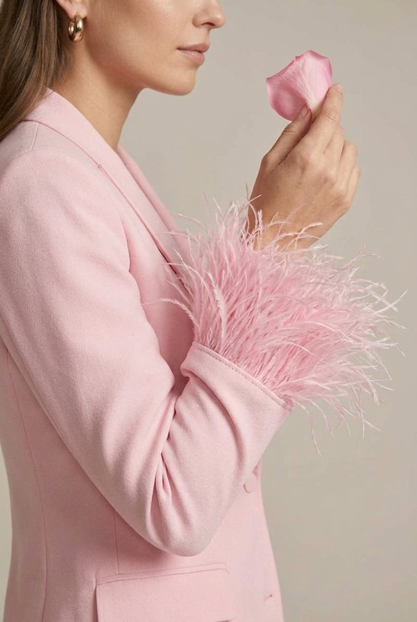 Ensemble blazer et pantalon femme Sophia poignets en plumes élégant chic