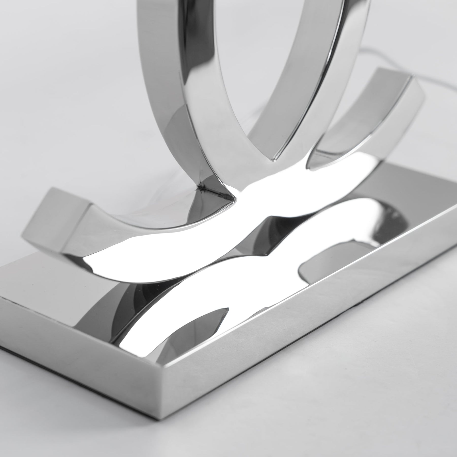 Lampe de Table en Acier Inoxydable - Design Scandinave et Élégant