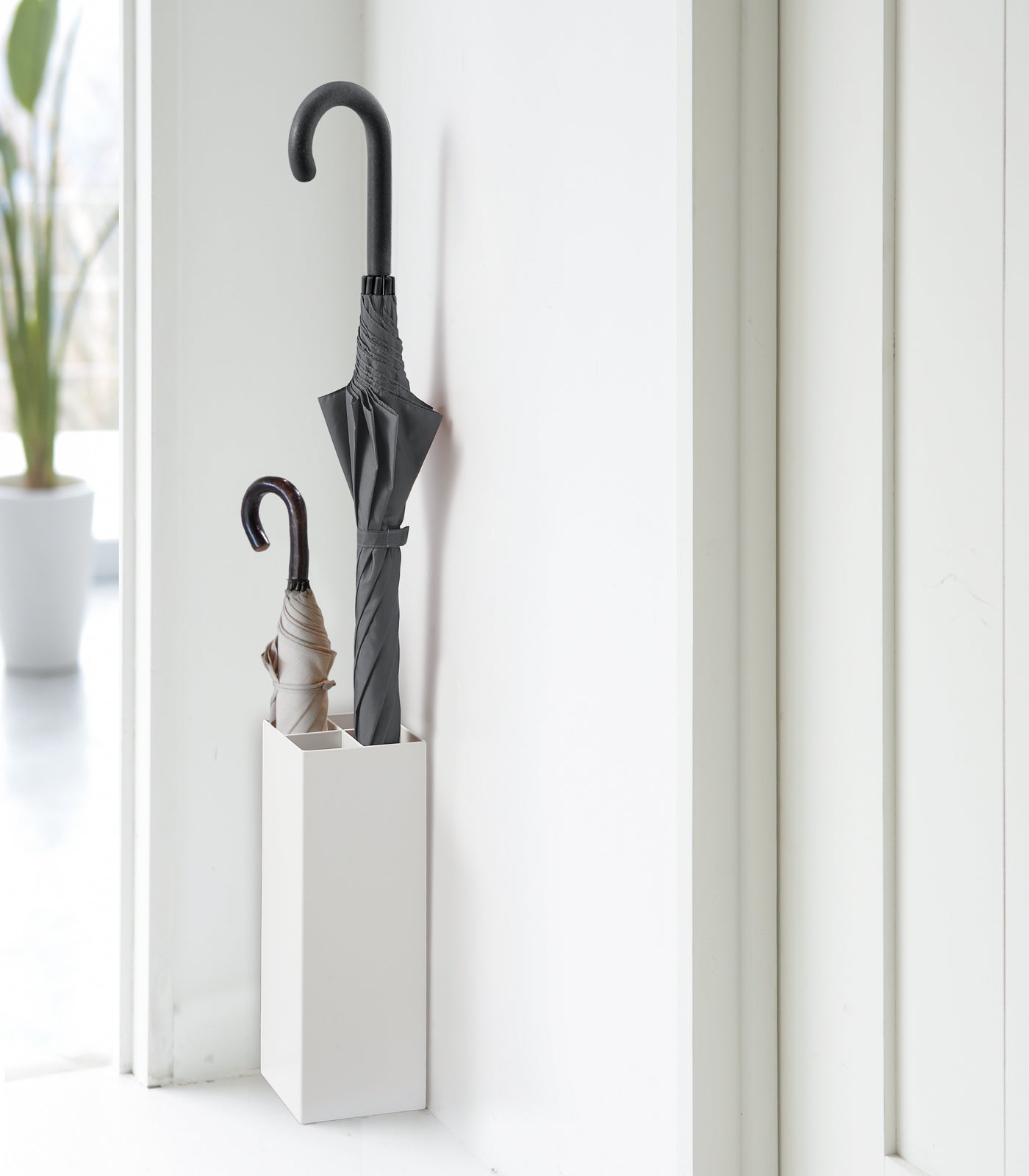 Support de Parapluie en Acier - Design Épuré avec Bac de Récupération