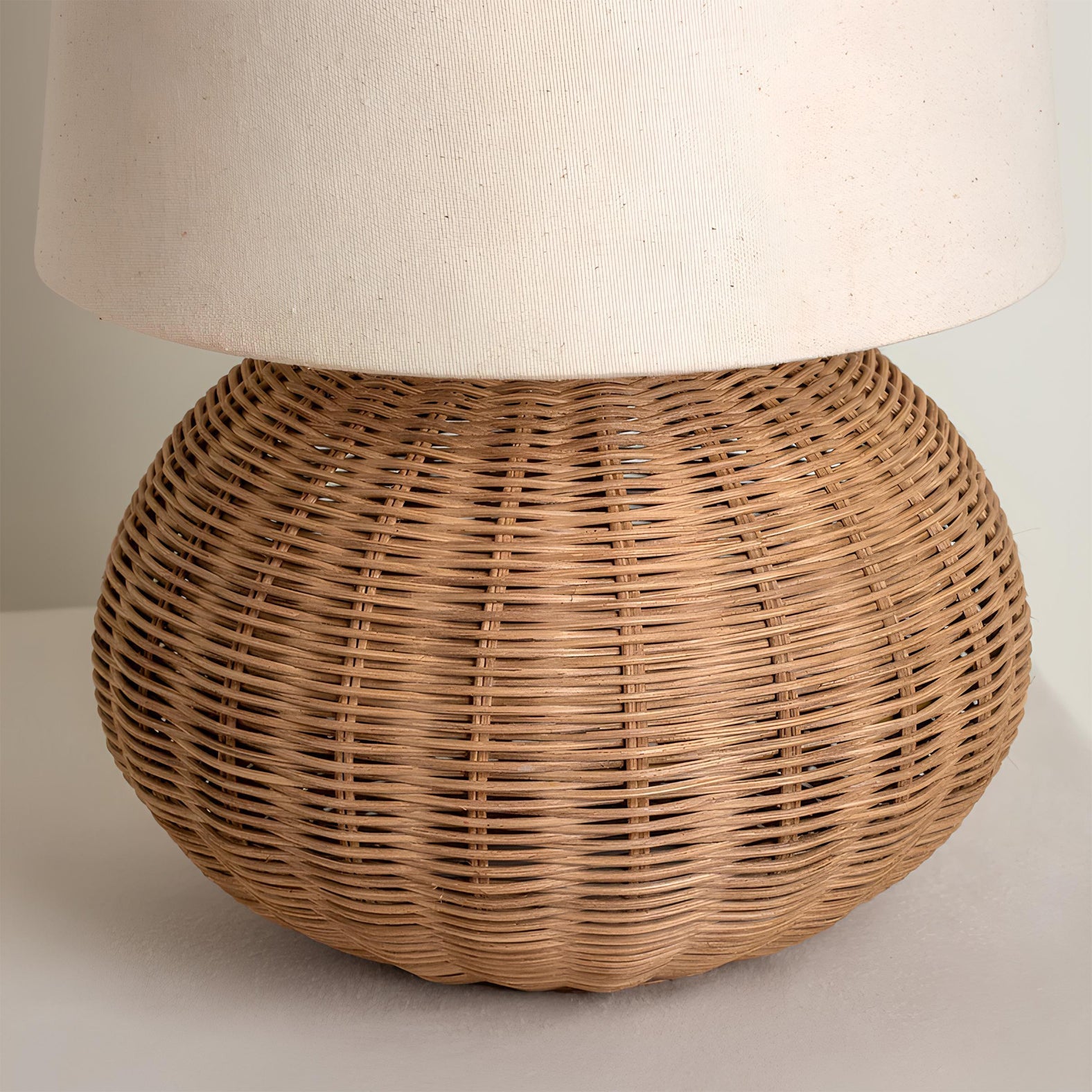 Lampe d'Accent en Rotin Naturel - Élégance et Chaleur pour Intérieur