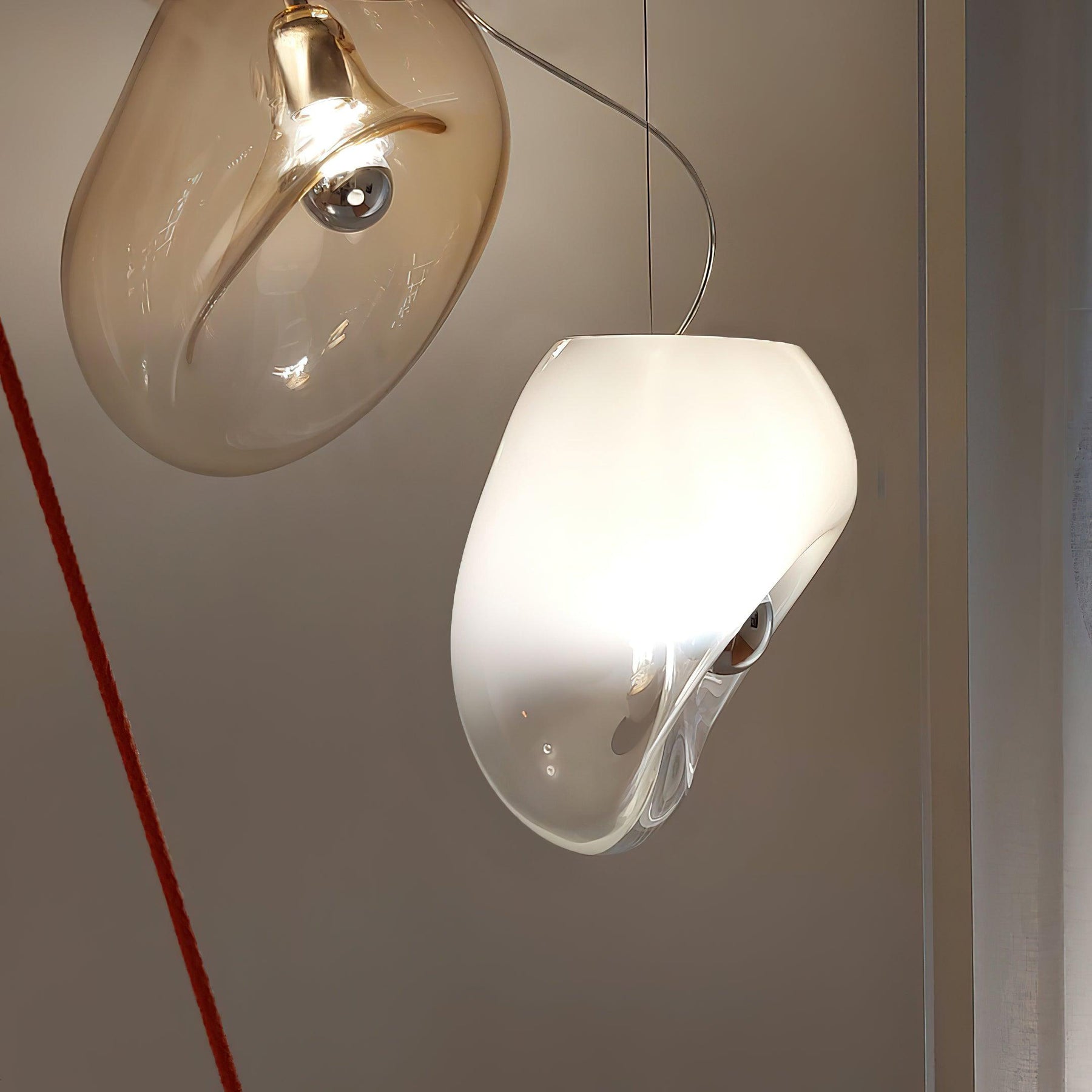 Lampe Plafonnier en Verre Soufflé - Design Épuré et Atmosphère Sereine