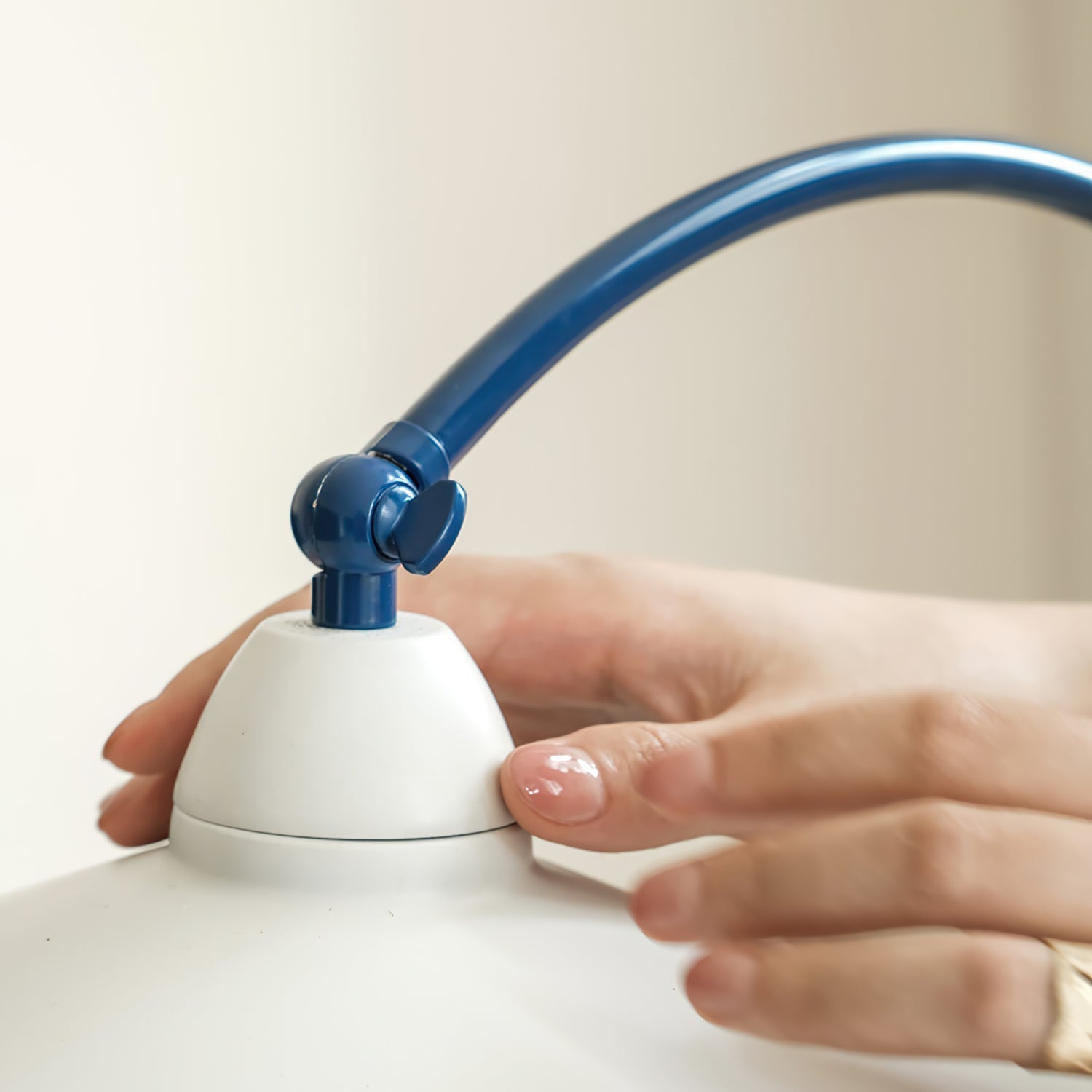 Lampe de Bureau Bleue Éclatante - Design Dynamique et Éclairage Confortable